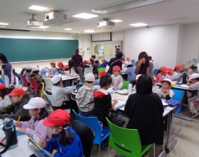 甲府市立相川小学校の児童と教育学部生が交流しました